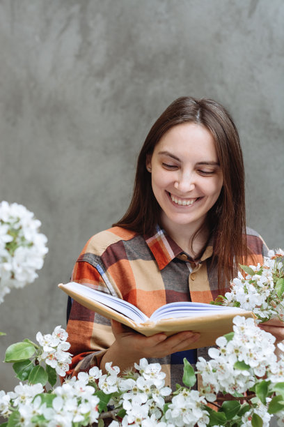 这个女孩正在看书图片下载
