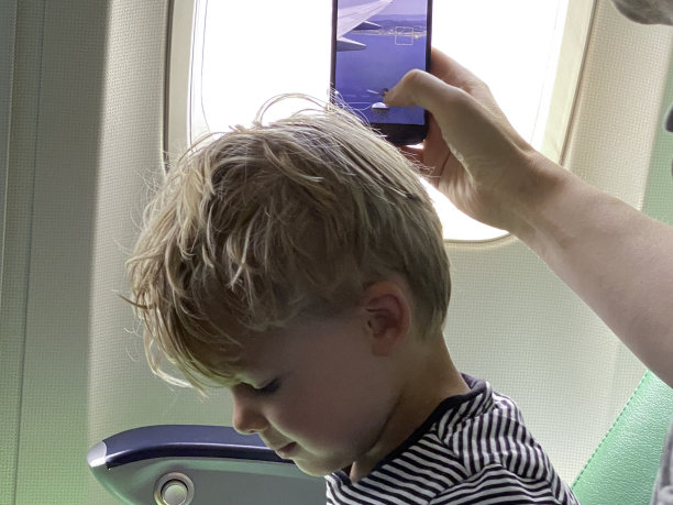 飞机旅行小男孩图片下载