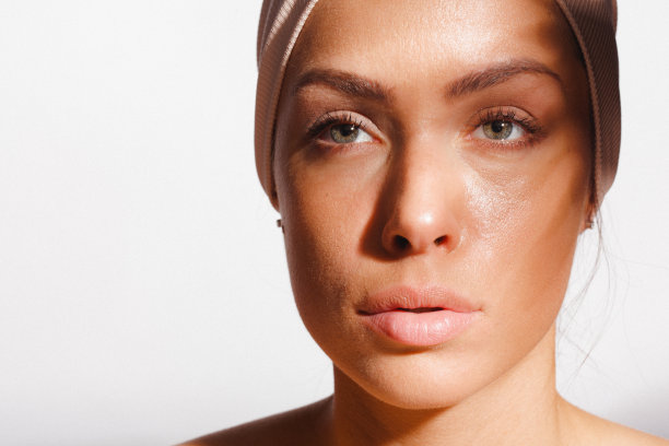 年轻美丽的女人与干净健康的面部皮肤的美丽肖像图片下载