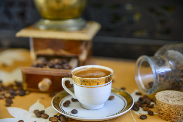 土耳其咖啡和老式手工咖啡研磨机与烘焙咖啡豆图片下载