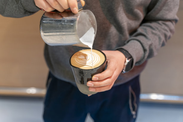 咖啡师制作咖啡杯拉花艺术股票的照片图片下载