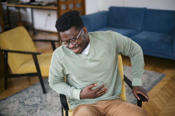 有个年轻人在家生病了图片下载