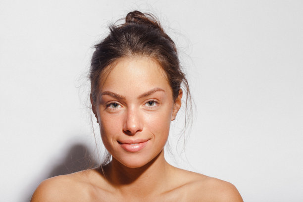 一个美丽微笑的年轻女子的美丽肖像图片下载