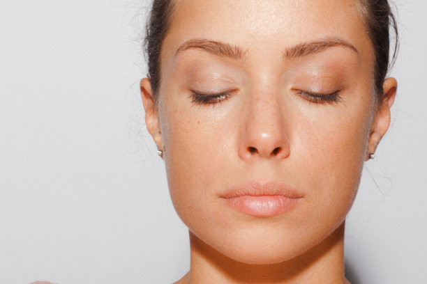 年轻美丽的女人与干净健康的面部皮肤的美丽肖像图片下载