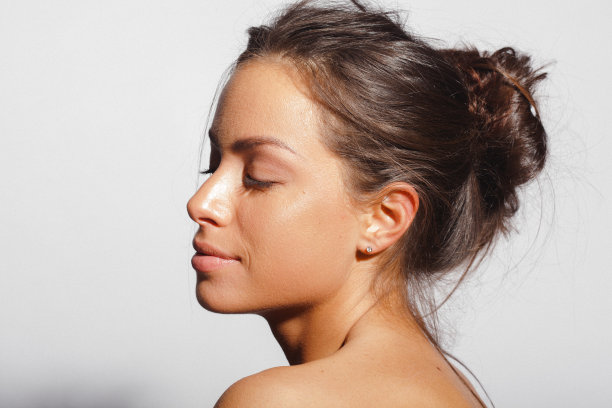 年轻美丽的女人与干净健康的面部皮肤的美丽肖像图片下载