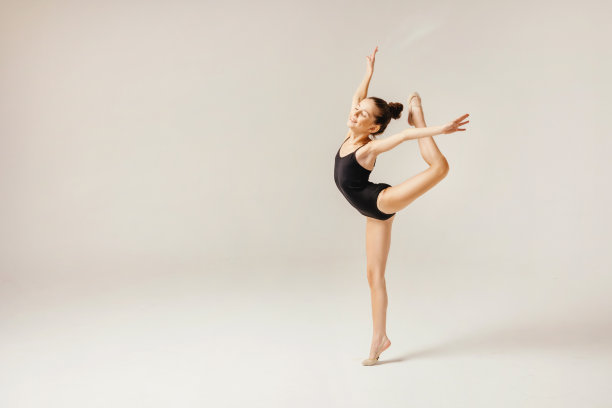 女子体操运动员跳向顶端。图片下载