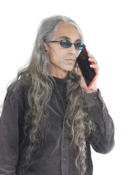 留着长发戴着太阳镜，拿着手机放在耳边的男人图片下载