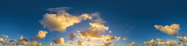 深蓝色的日落天空全景与积云。球面等矩形格式的无缝hdr帕诺。完整的天顶三维可视化，游戏和天空替换空中无人机360全景图片下载