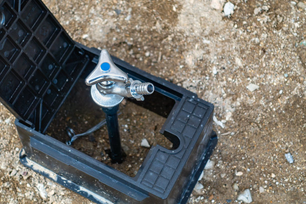 房子花园里安装的水龙头的照片。图片下载