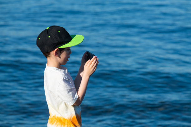 男孩在拍摄船只离开图片下载