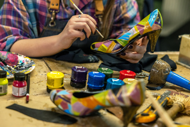 无法辨认的女鞋匠油漆高跟鞋图片下载