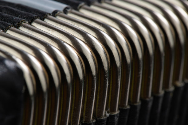 民间乐器，手绘和镶嵌的俄罗斯手工手风琴，孤立在白色背景上图片下载