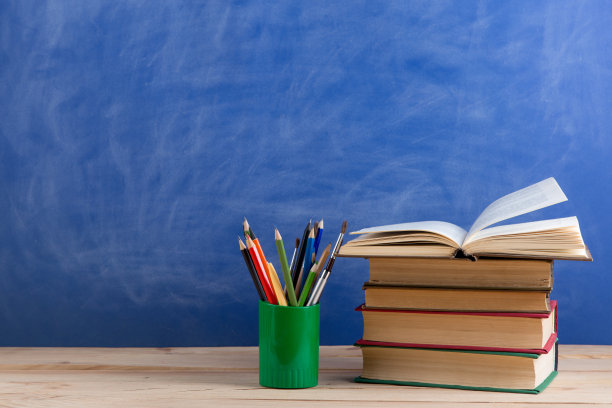 教育理念——书放在礼堂的书桌上图片下载