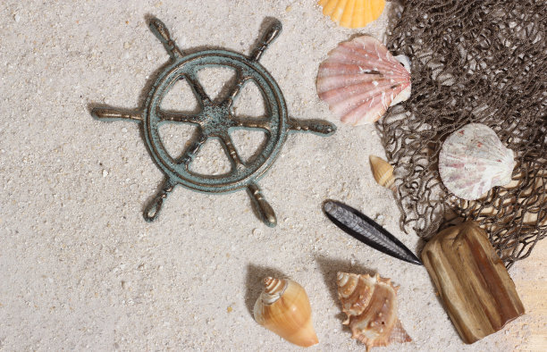 以沙滩为背景的渔网和贝壳船长轮图片下载