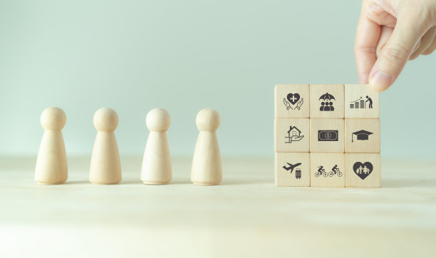 员工的好处的概念。为吸引和留住员工而向员工支付的间接和非现金薪酬。员工敬业度的附加福利。保险，带薪假期，办公室津贴图片下载