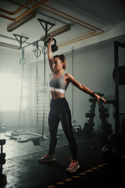 一个美丽强壮的运动女性在健身房努力工作图片下载