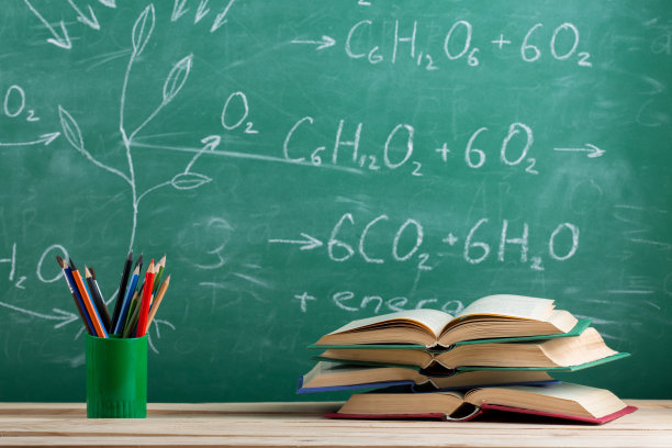 教育理念——书放在礼堂的书桌上图片下载