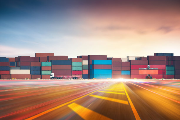 集装箱装卸搬运工在集装箱堆场背景与卡车装卸，高速公路地面与复印空间，全球商务物流进出口及货物运输理念图片下载