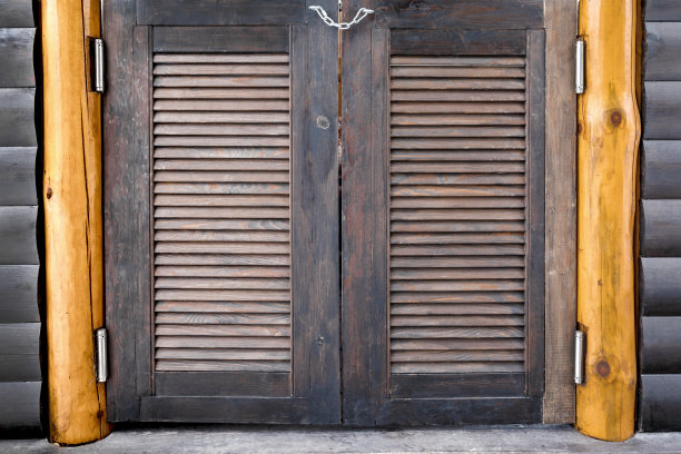 旧木条门。装有百叶窗板的门特写图片下载