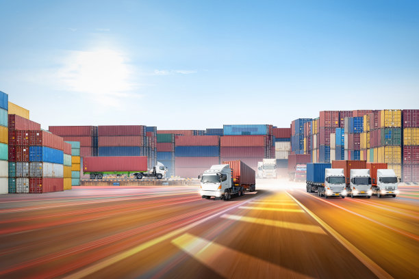集装箱货车在船舶港口的高速公路上的蓝天背景与拷贝空间，全球业务物流进出口货物的货运承运人，运输行业的概念图片下载