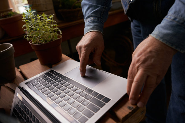 在花店工作的男人使用笔记本图片下载