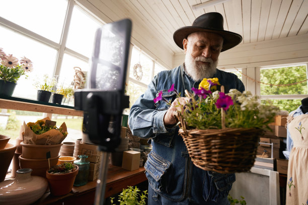 有经验的男花商拍摄花束照片图片下载