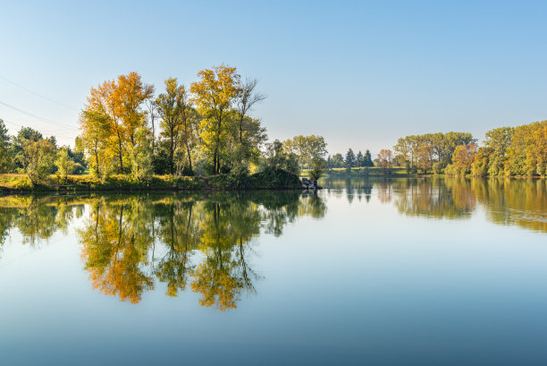 法国博若莱市贝尔维尔的萨布隆湖和树木图片下载
