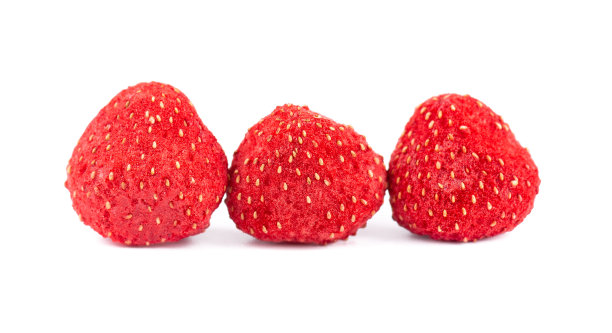 干草莓孤立在白色背景。脱水草莓芯片。图片下载