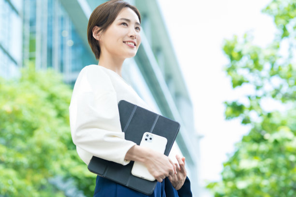仰望天空的女人(女商人)图片下载