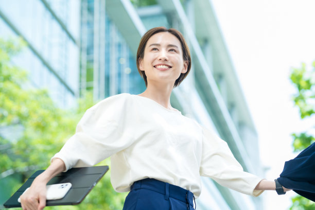 仰望天空的女人(女商人)图片下载