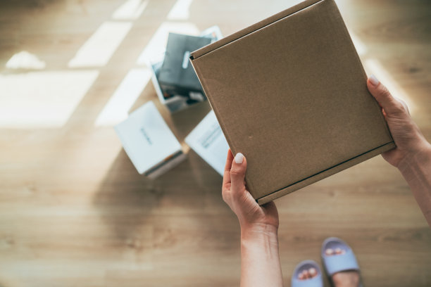 网上订购的包裹和购物袋，送到家里客厅的地板上。图片下载