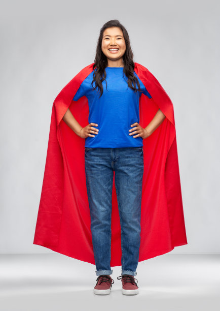 穿着红色超级英雄斗篷的快乐亚洲女人图片下载