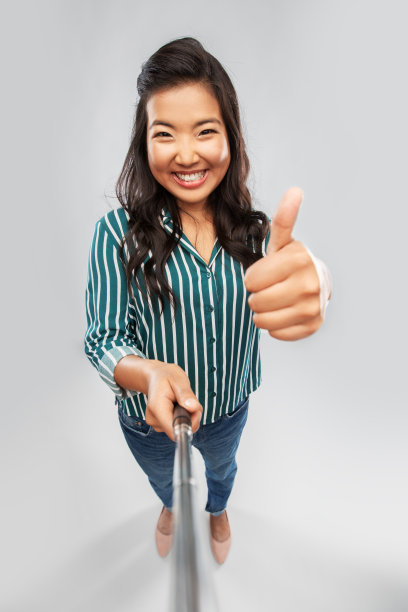 亚洲女性自拍并竖起大拇指图片下载