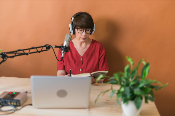 中年妇女电台主持人制作播客录制在线节目-广播和dj概念图片下载