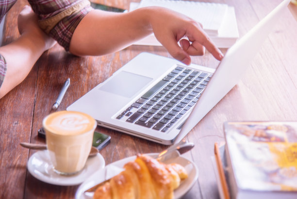 一个使用笔记本电脑的商人。图片下载