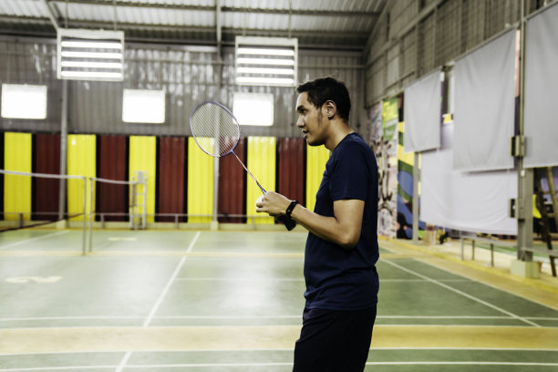 人打羽毛球图片下载