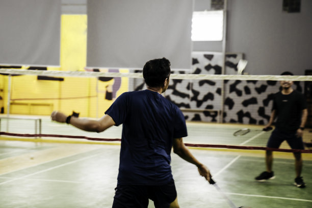 人打羽毛球图片下载