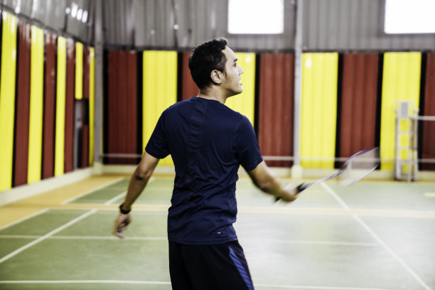 人打羽毛球图片下载