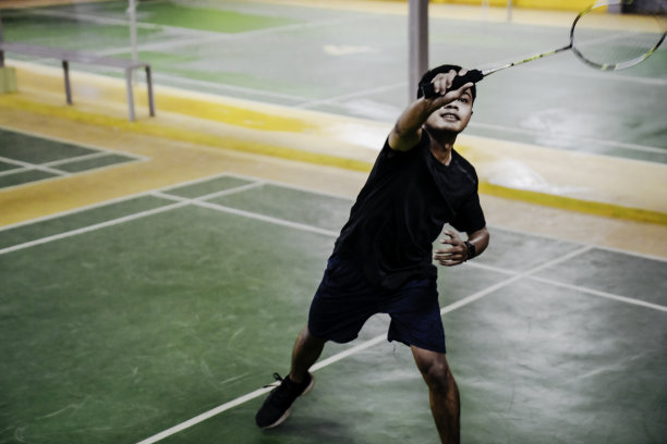 人打羽毛球图片下载