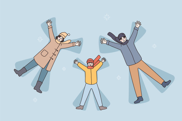 幸福的家庭和孩子一起堆雪天使图片下载