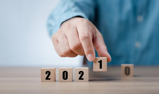 2021年男性手推木立方。创意背景为新的一年。2021年新年快乐图片下载