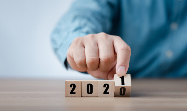 2021年男性手推木立方。创意背景为新的一年。2021年新年快乐图片下载