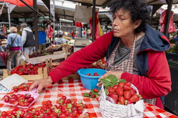 农贸市场的有机新鲜草莓。图片下载