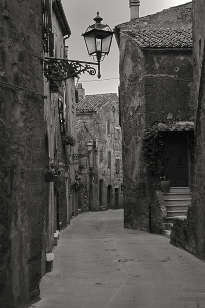 黑白的意大利。Pitigliano(意大利)图片下载