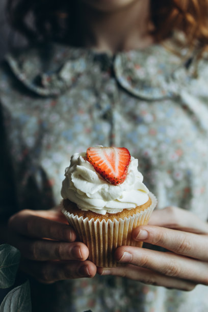奶油杯形蛋糕，点缀一颗草莓图片下载