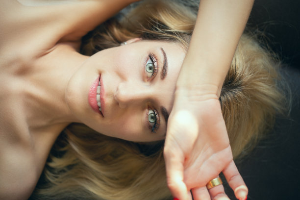 年轻女子躺图片下载