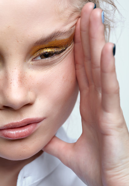 一名年轻的金发女子挤压脸部皮肤的情绪化画像图片下载