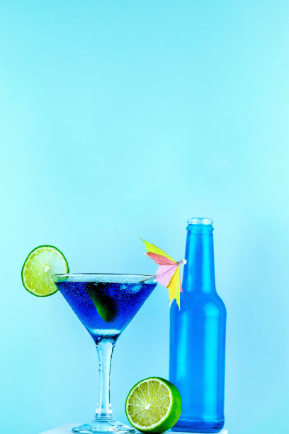 木板上的柠檬葡萄柚酒精饮品图片下载