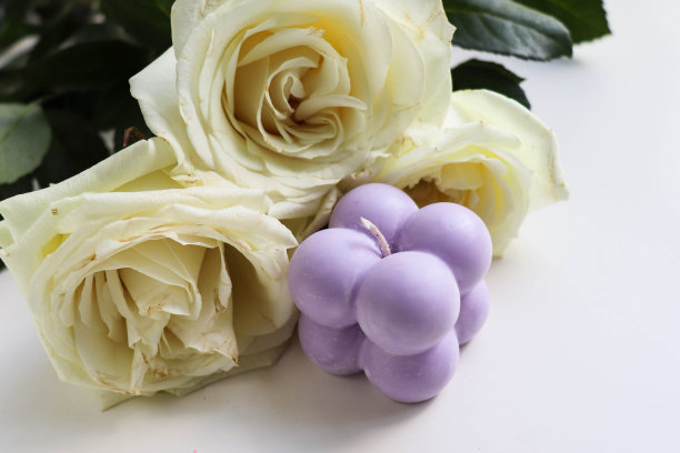 白玫瑰和天然大豆蜡制成的手工蜡烛图片下载