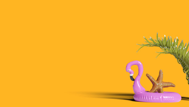 粉红色的火烈鸟形状的漂浮物，非常适合夏天在海滩或泳池边度假。副本的空间。3 d渲染。图片下载